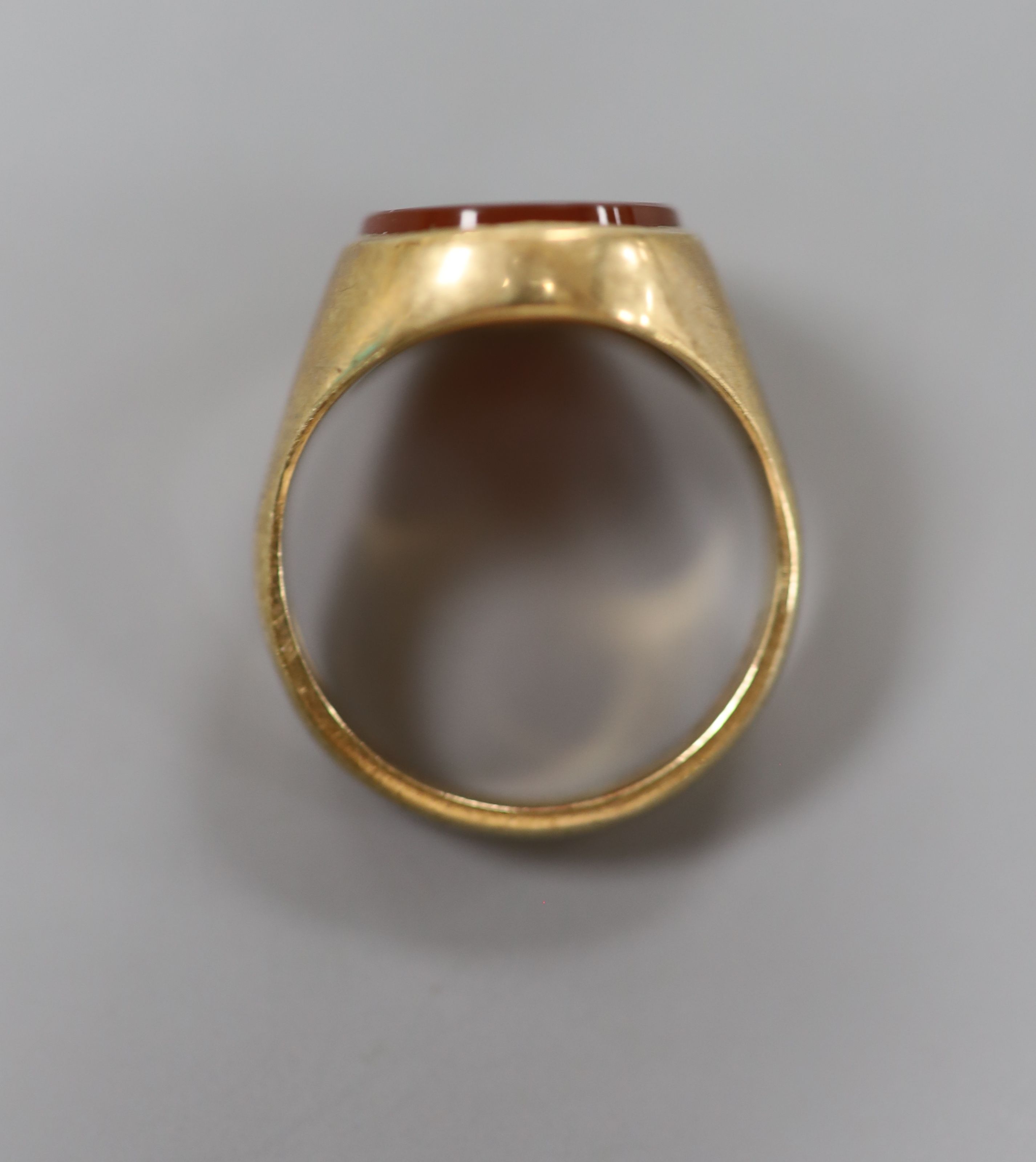 A modern 9ct gold and oval carnelian set signet ring, size N/O, gross 5.7 grams.